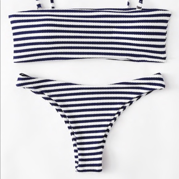 Thong stripped black and white bikini - Picture 1 of 3